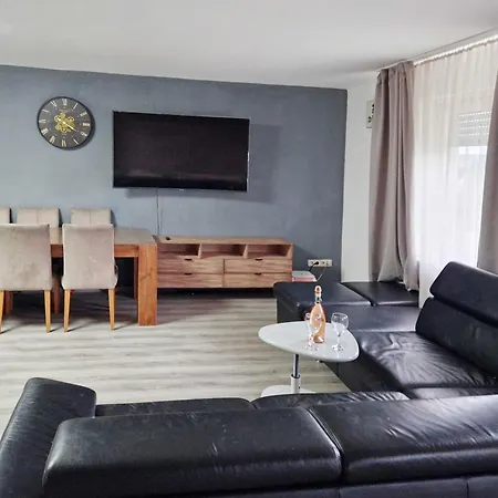 Royal Grosszuegige 4 Zimmer-wohnung Mit Balkon Apartment